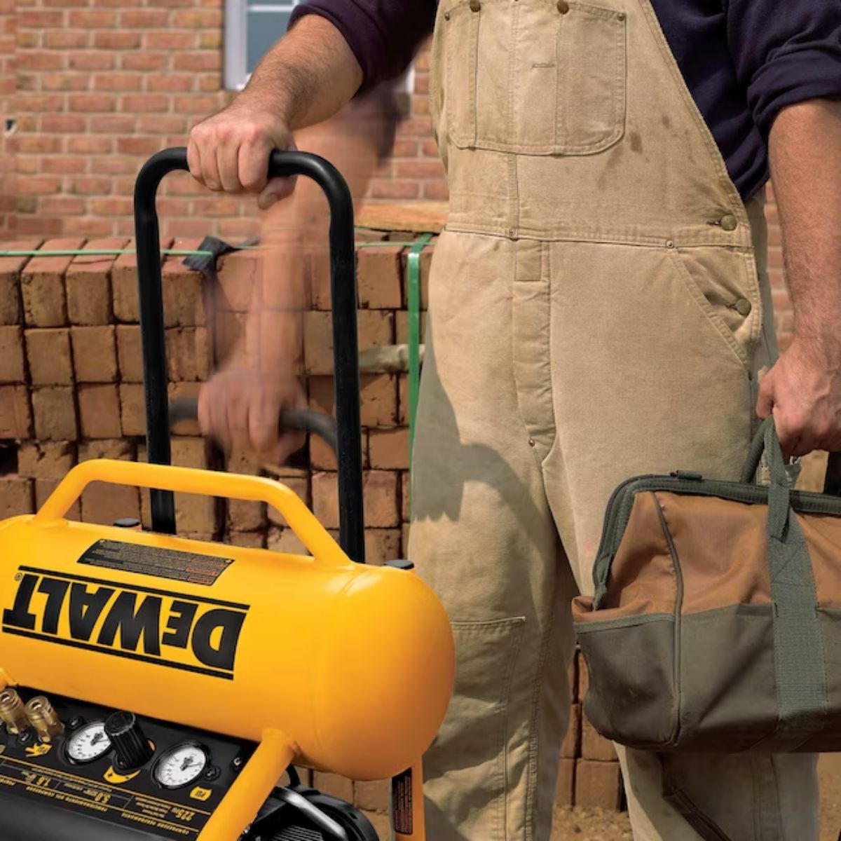 Compresor de aire eléctrico portátil horizontal de 4.5 galones y 225 PSI Dewalt D55146