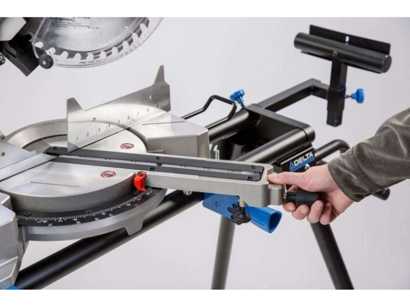 Sierra de inglete deslizante de un bisel de 12" y 15 Amp con guía laser Delta Shopmaster S26-272L