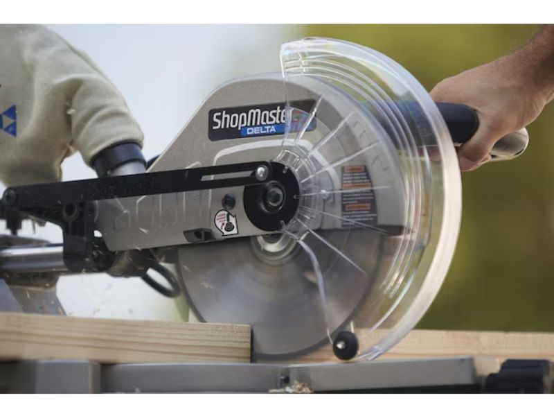 Sierra de inglete deslizante de un bisel de 12" y 15 Amp con guía laser Delta Shopmaster S26-272L