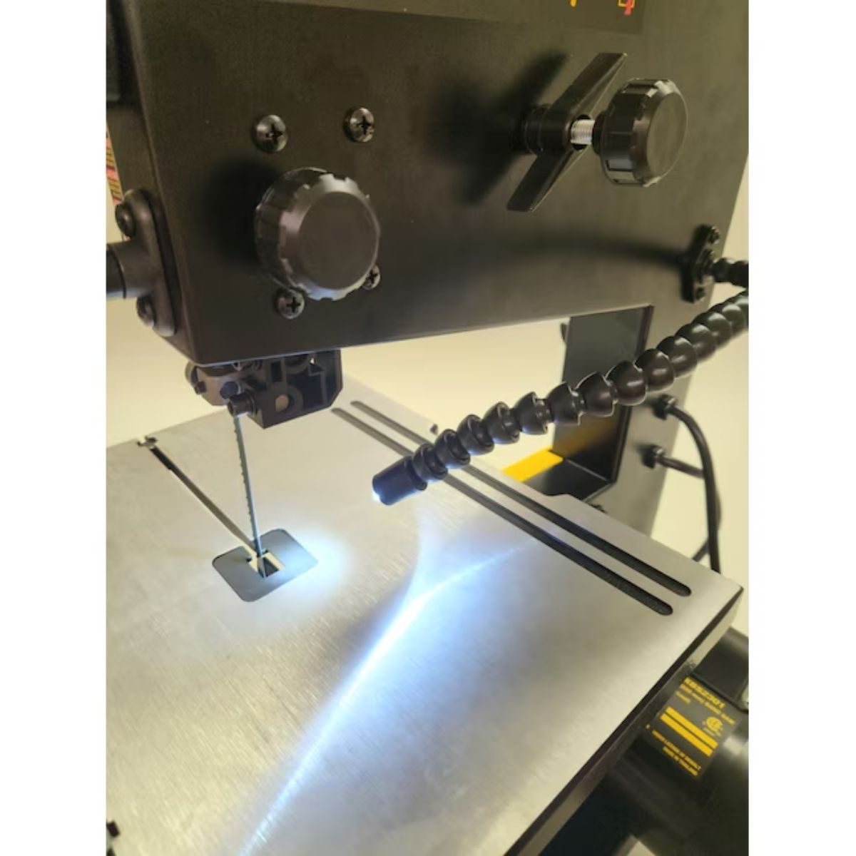Sierra de cinta para madera de 9" y 3.5 amp Dewalt DXBS2301