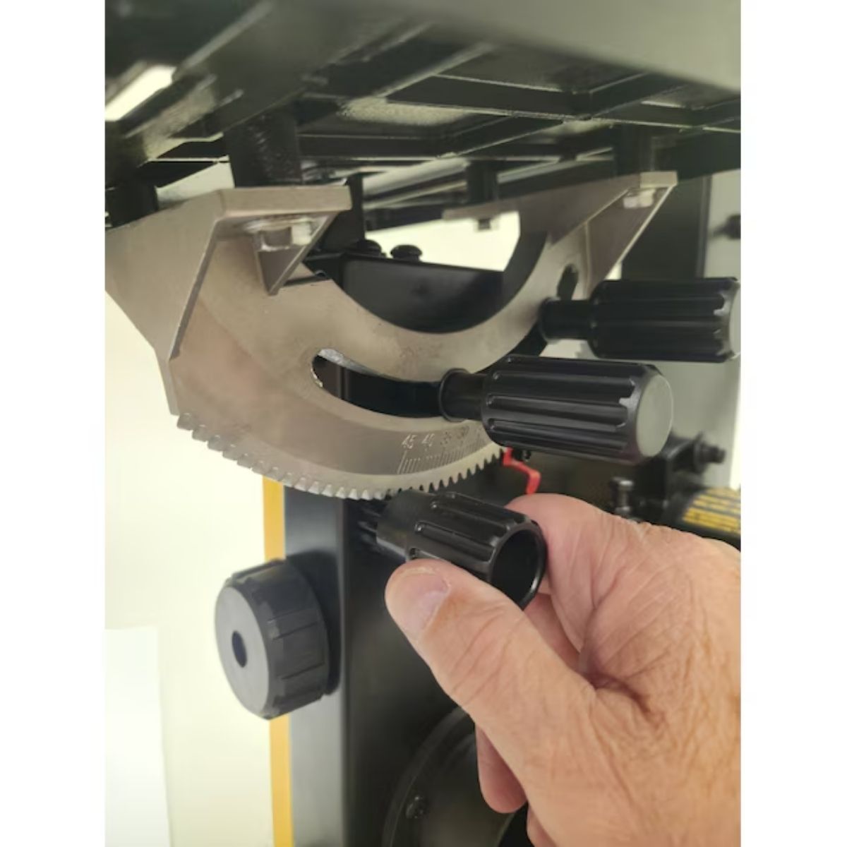 Sierra de cinta para madera de 9" y 3.5 amp Dewalt DXBS2301
