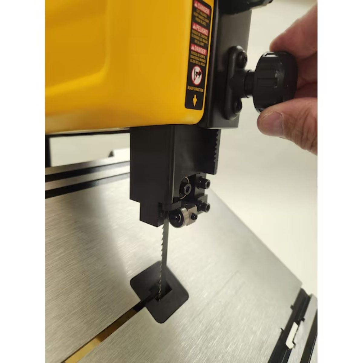 Sierra de cinta para madera de 9" y 3.5 amp Dewalt DXBS2301