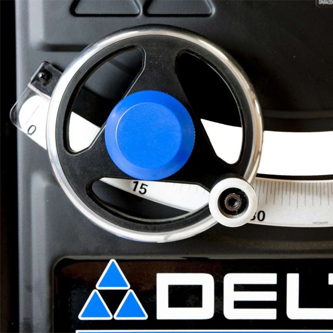 Sierra de mesa de 10" con capacidad de corte de 52" y alas de extensión de acero Delta 36-5052T2