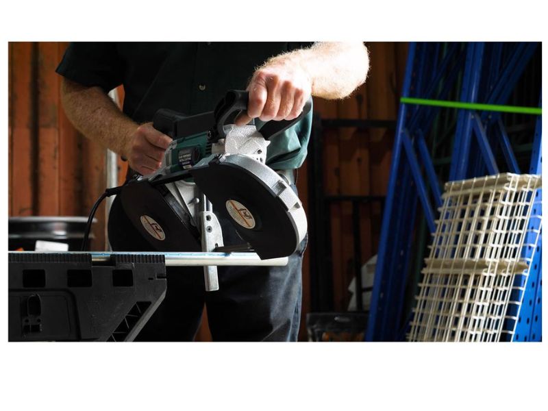 Sierra de cinta portátil para cortar metal de 4-1/2" con soporte Grizzly T34441