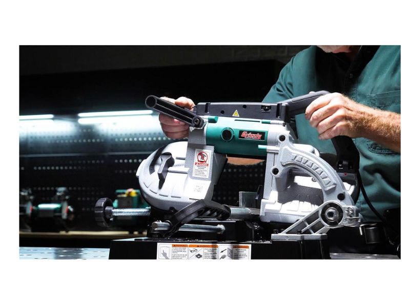 Sierra de cinta portátil para cortar metal de 4-1/2" con soporte Grizzly T34441