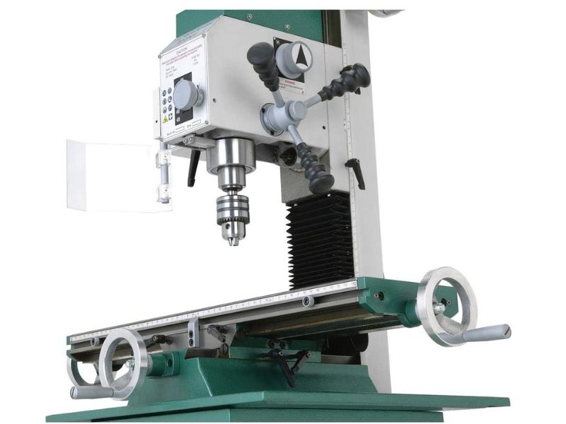 Taladro fresador tiene una mesa grande de 7-1/16 x 26-5/8 inch que se puede mover con volantes tanto en dirección longitudinal como transversal. Ambas direcciones de alimentación se pueden bloquear con las palancas de bloqueo de la mesa.  El G0759 también presenta gibs cónicos con doble bloqueo que agrega precisión y rigidez, una columna de cola de milano;