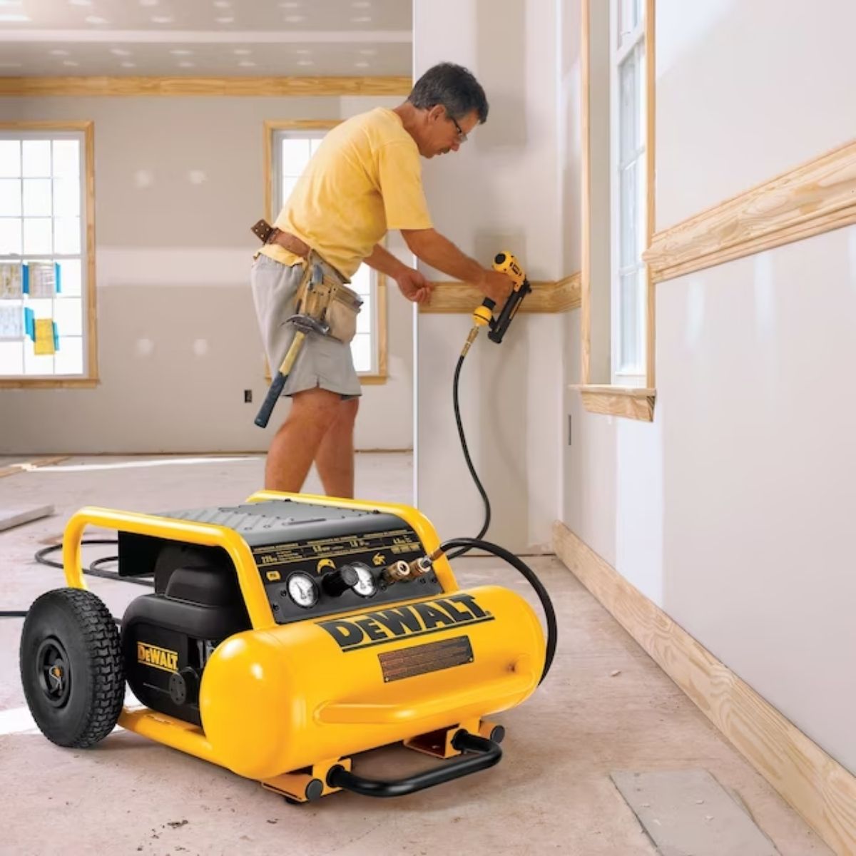 Compresor de aire eléctrico portátil horizontal de 4.5 galones y 225 PSI Dewalt  D55146