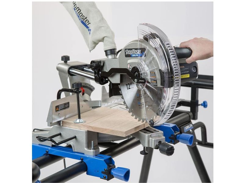 Sierra de inglete deslizante de un bisel de 12" y 15 Amp con guía laser Delta Shopmaster S26-272L