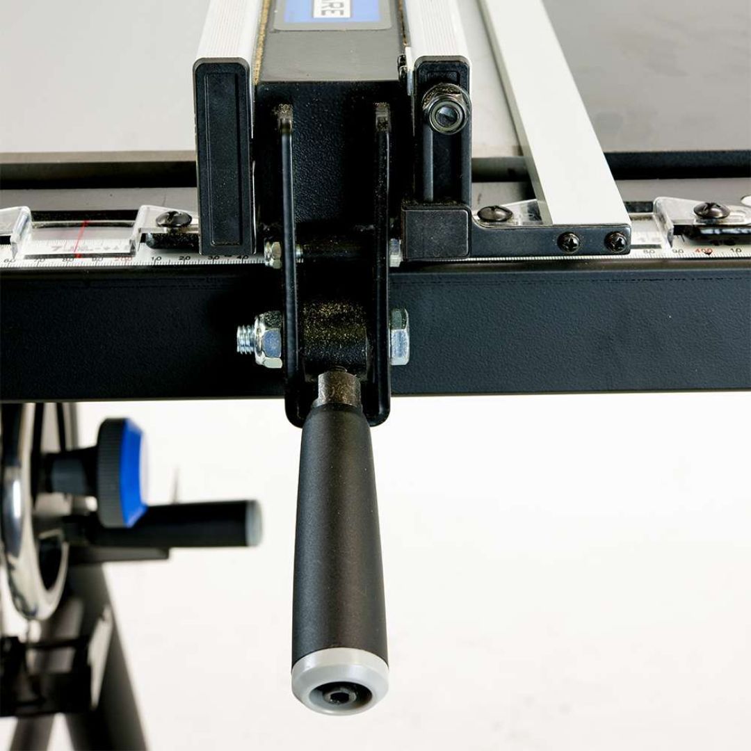 Sierra de mesa de 10" con capacidad de corte de 52" y alas de extensión de acero Delta 36-5052T2