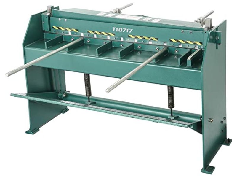 Esta cizalla de pie Deluxe de 50 pulgadas, tiene hojas de 7/16 inch de grosor, una longitud de escala delantera de 0"–35" y una longitud de escala de parada trasera de 0"–24" con cerraduras dobles y diales microajustables