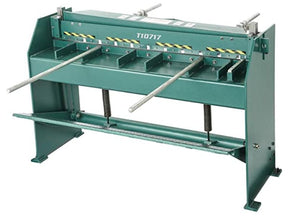 Esta cizalla de pie Deluxe de 50 pulgadas, tiene hojas de 7/16 inch de grosor, una longitud de escala delantera de 0"–35" y una longitud de escala de parada trasera de 0"–24" con cerraduras dobles y diales microajustables