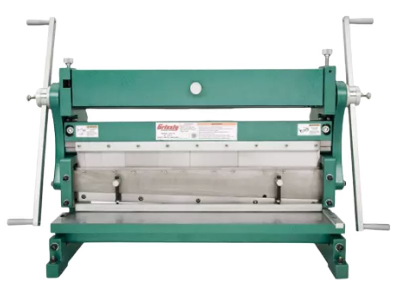 Esta máquina puede doblar alambres, varillas y tubos de diámetro pequeño utilizando ranuras de doblado incorporadas en los rodillos.  El freno crea curvas de hasta 90° y pliega láminas de metal en cajas, sartenes o bandejas.